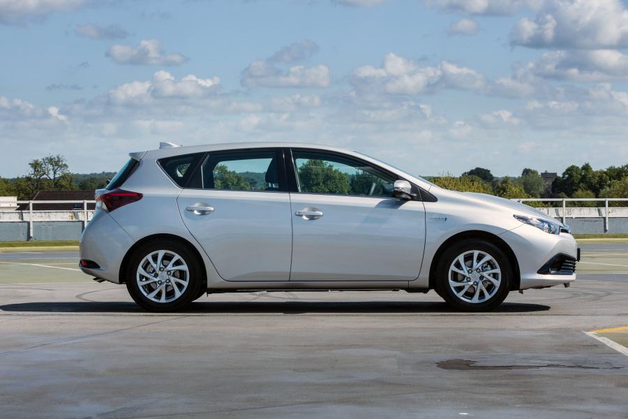  Toyota Auris Hybrid 2015 года  (UK) (фото 19 из 23)